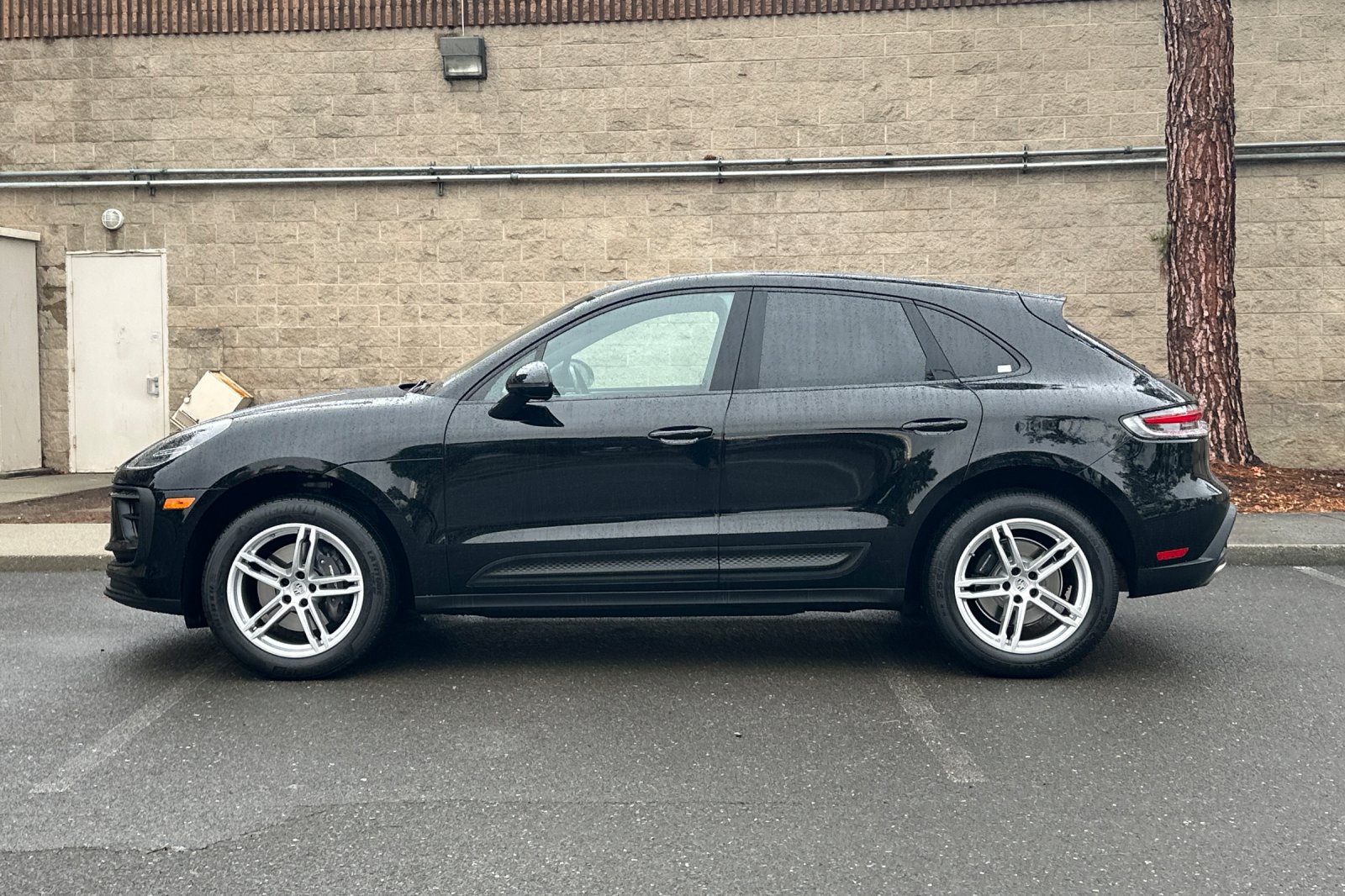 Used 2024 Porsche Macan AWD/4WD image 6