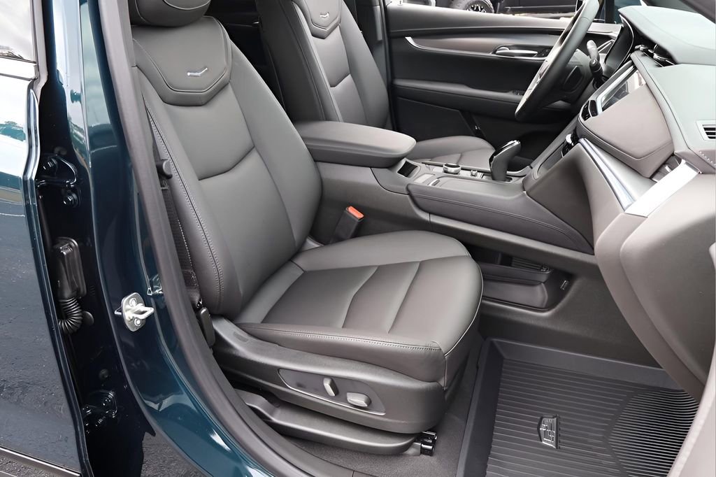 New 2026 Cadillac XT5 Luxury w/ LPO, ONYX Package FWD image 18