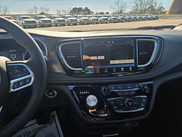 New 2026 Chrysler Pacifica Select FWD image 17