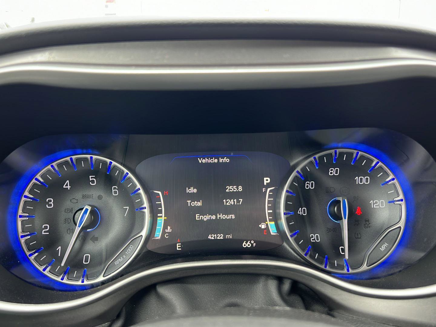 Used 2023 Chrysler Pacifica Touring-L FWD image 17