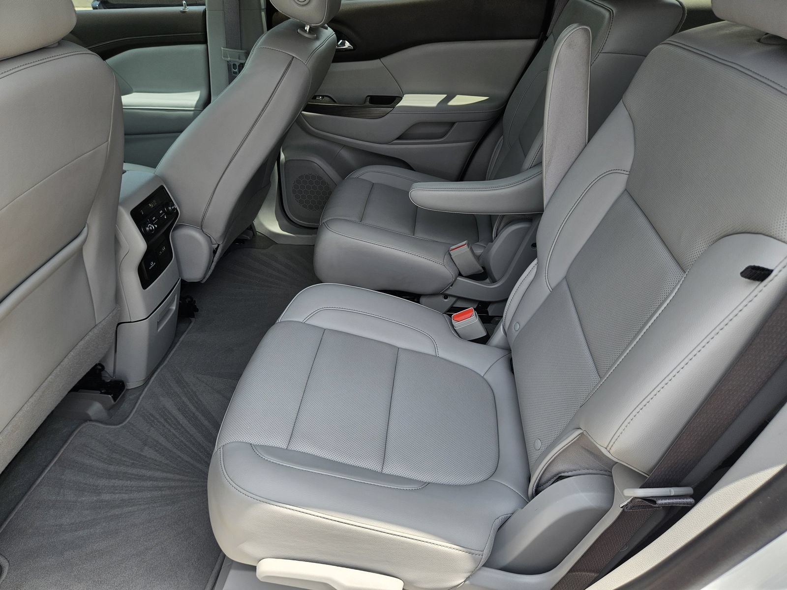 Used 2023 GMC Acadia SLT w/ Preferred Package FWD image 16