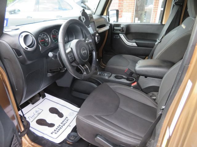 Used 2015 Jeep Wrangler Unlimited Sahara w/ Connectivity Group AWD/4WD image 23