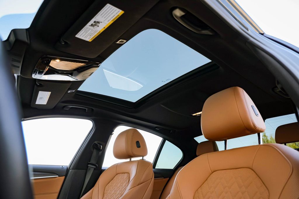 Used 2021 BMW 540i w/ Convenience Package image 18