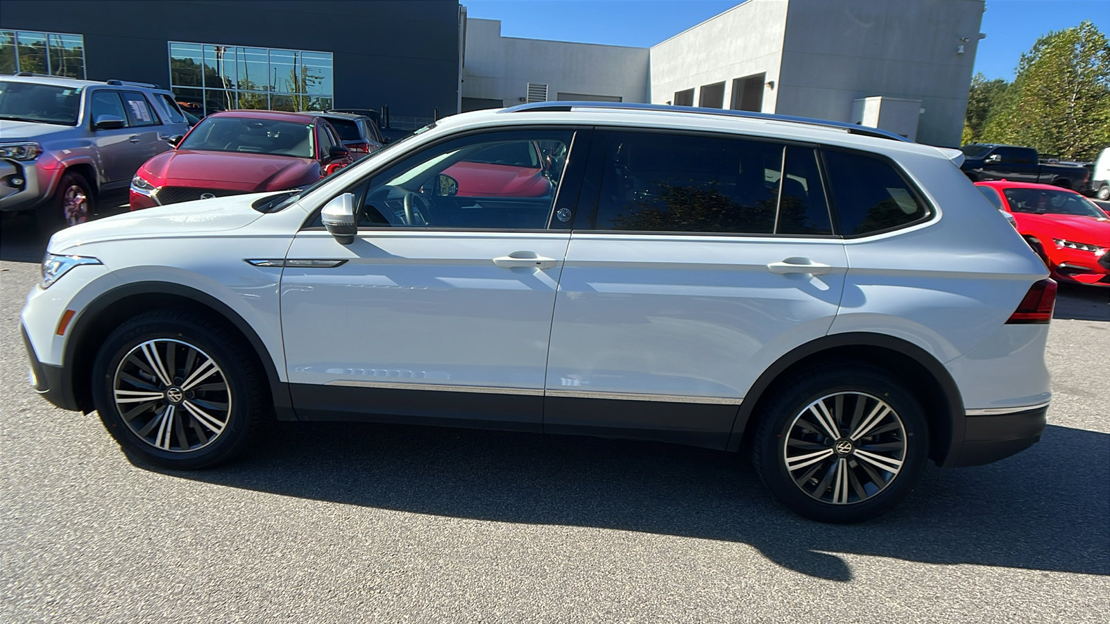 Used 2024 Volkswagen Tiguan SE image 11