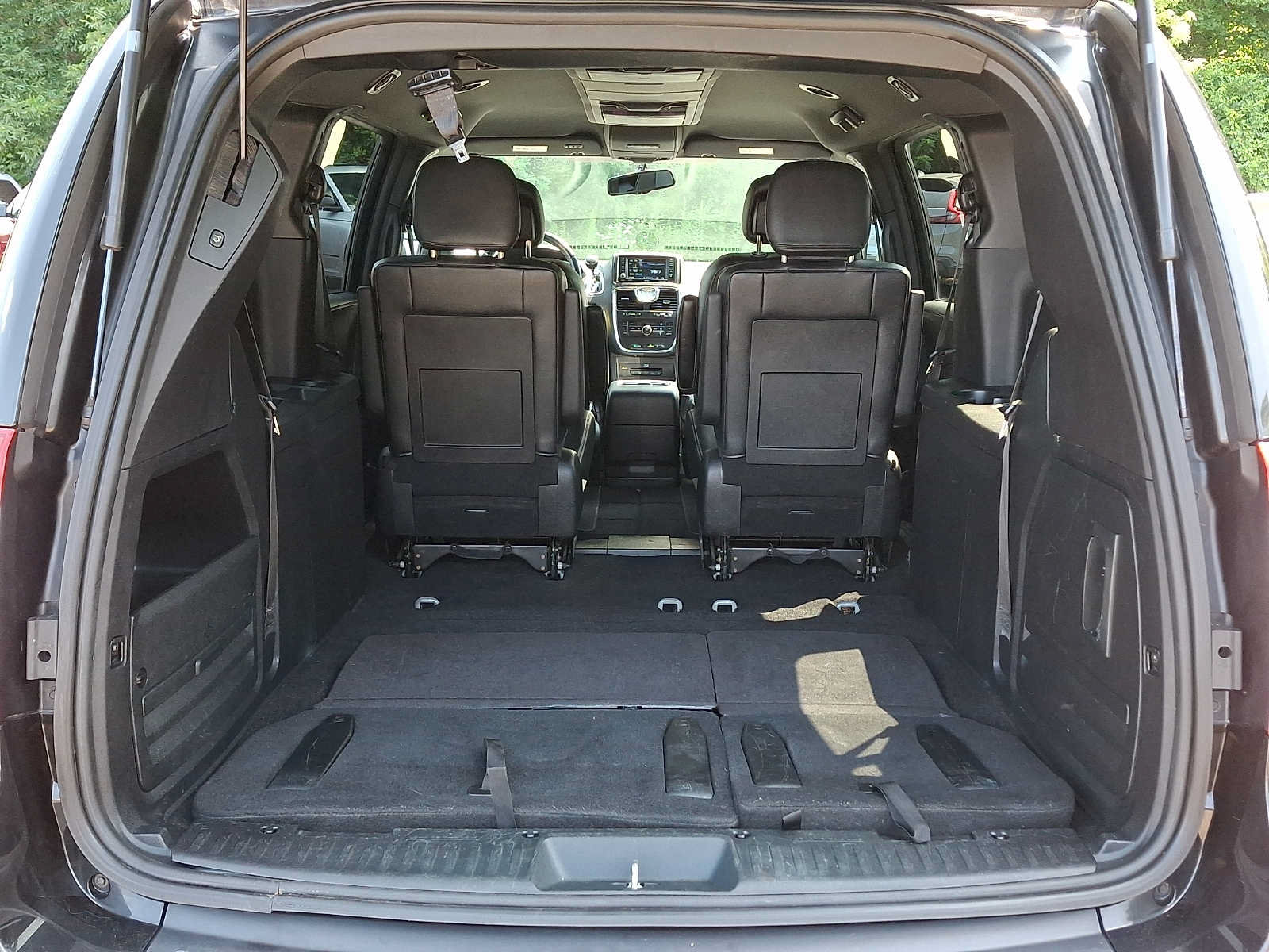 Used 2014 Chrysler Town & Country S FWD image 31