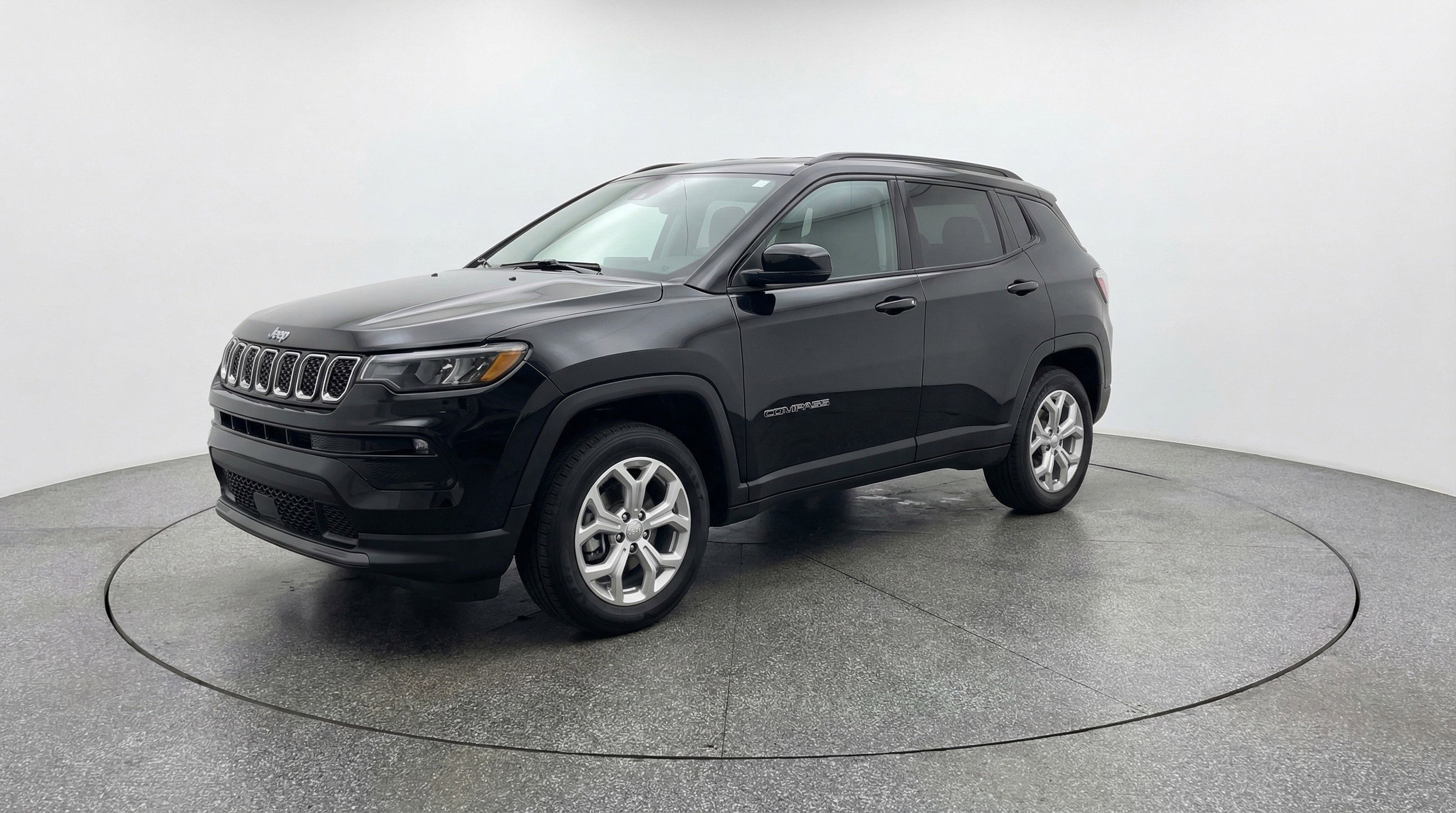 Used 2025 Jeep Compass Latitude image 3