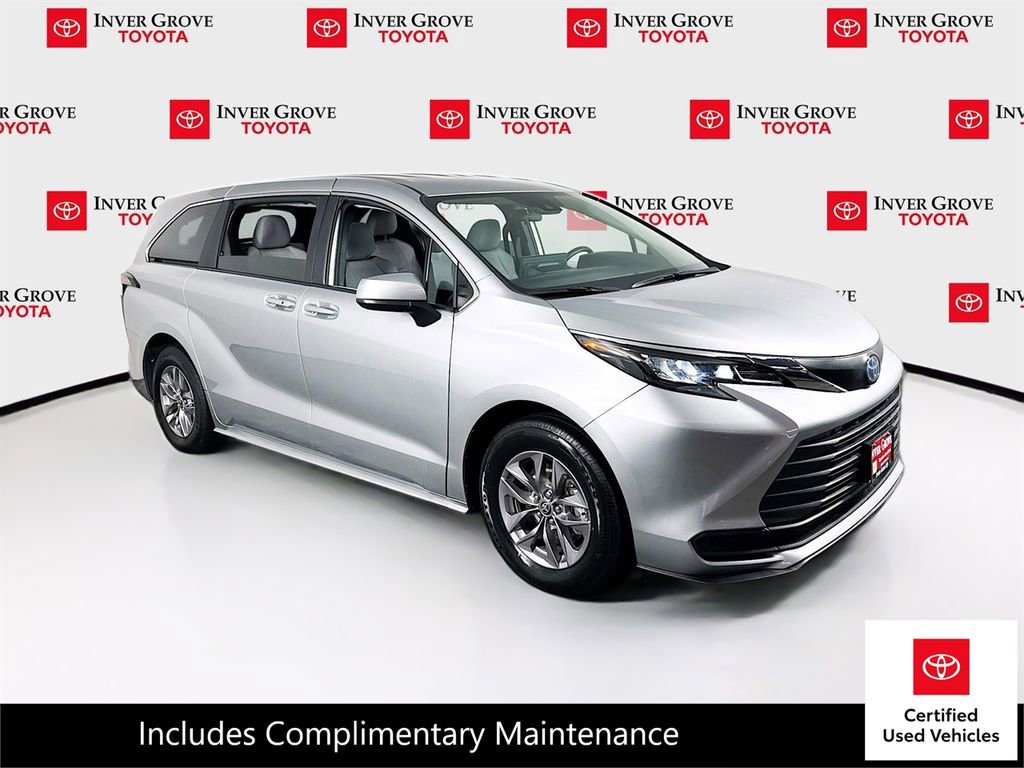 Certified 2025 Toyota Sienna LE image 3