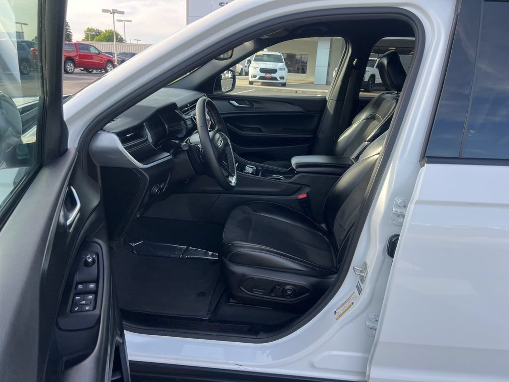 Used 2024 Jeep Grand Cherokee Altitude RWD image 21
