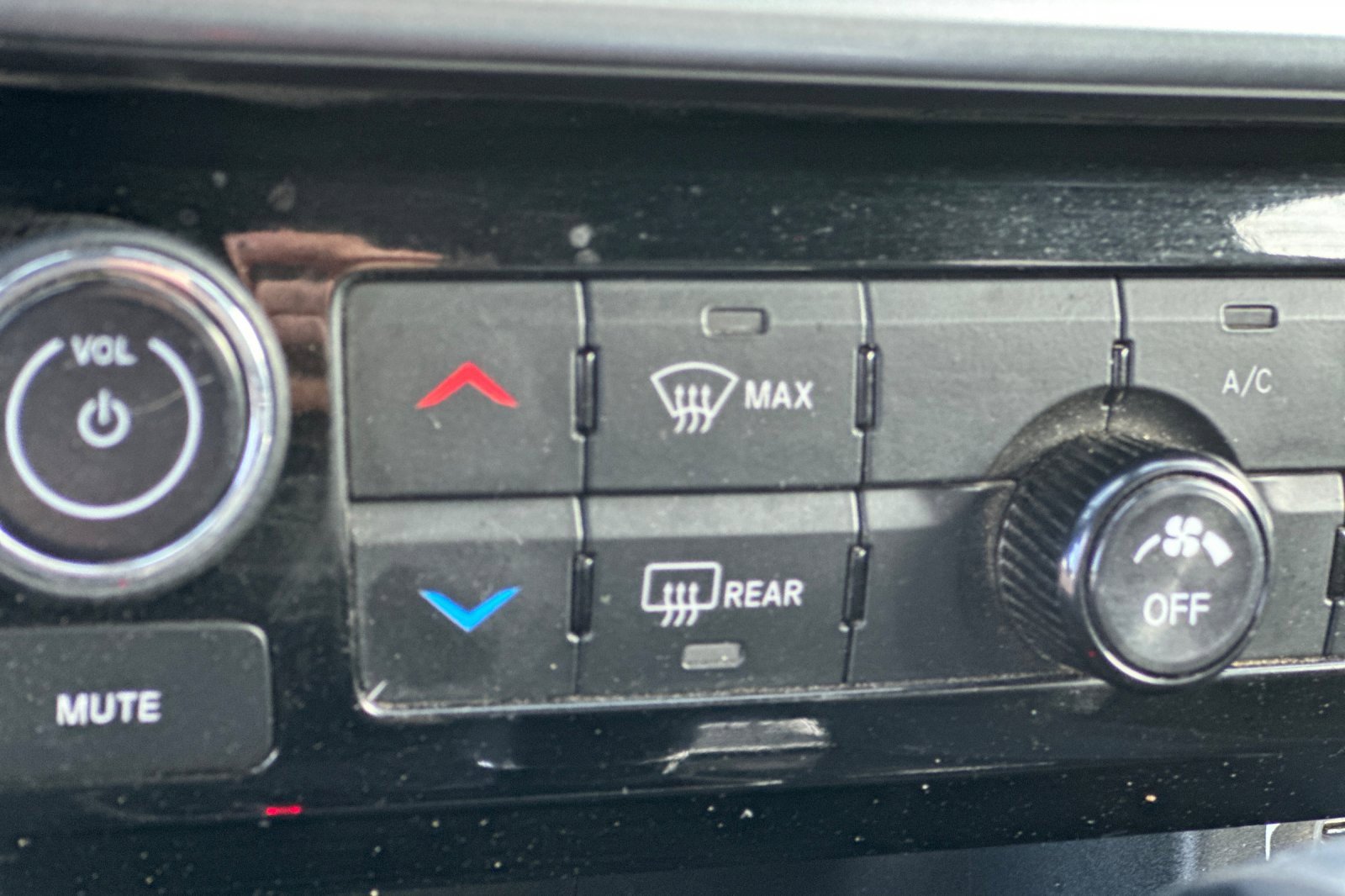 Used 2024 Jeep Compass Latitude image 28