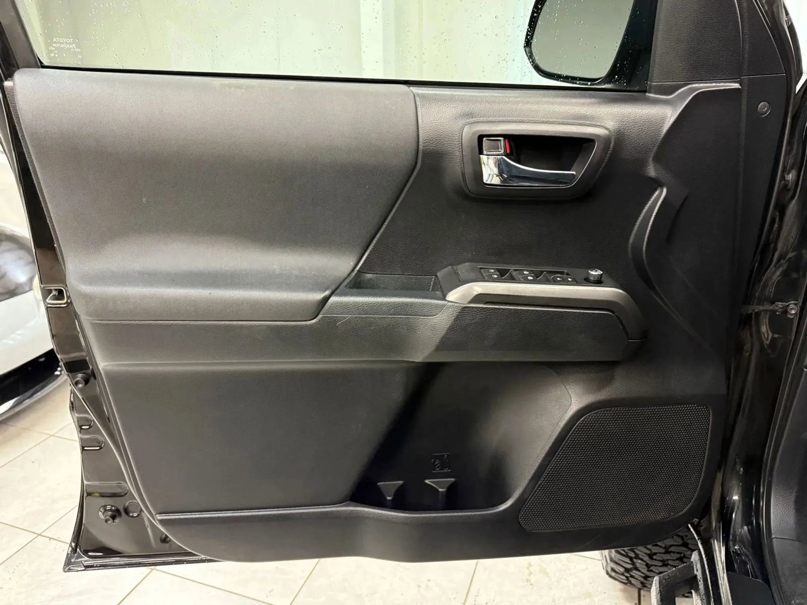 Used 2018 Toyota Tacoma TRD Sport AWD/4WD image 13