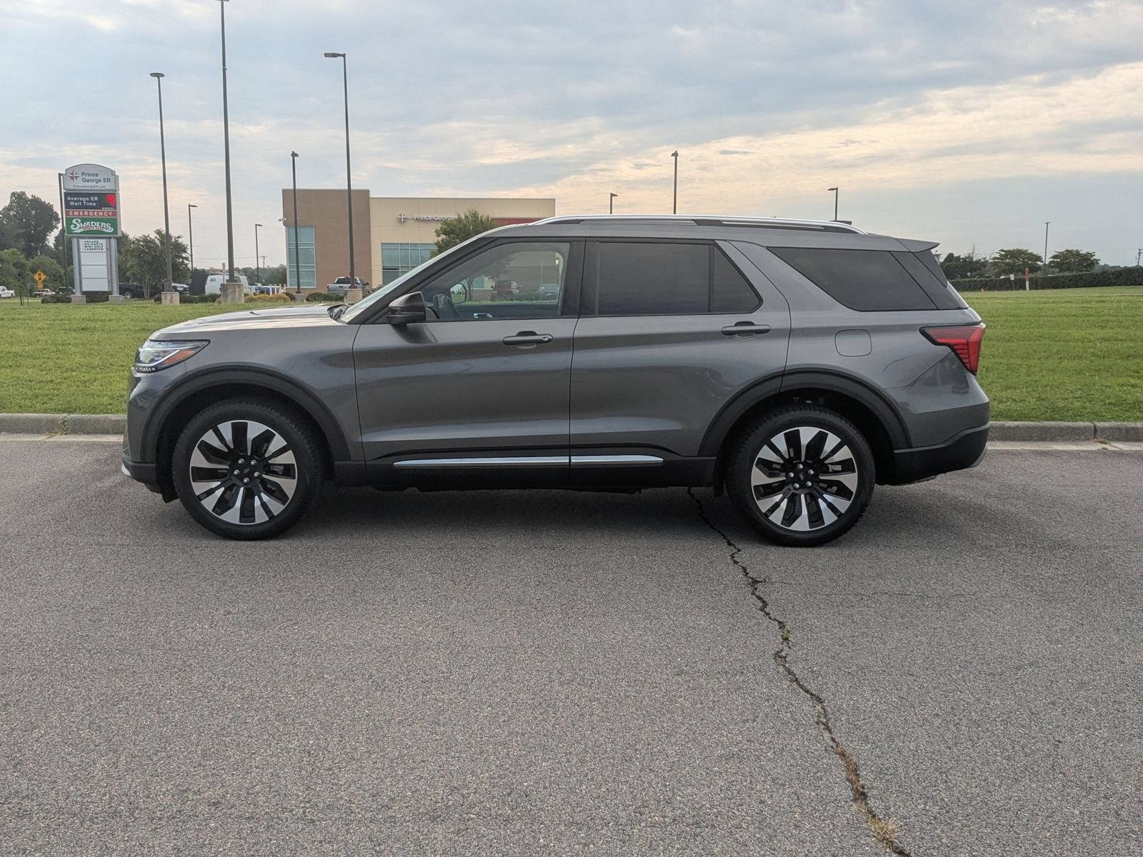 New 2026 Ford Explorer Platinum w/ LUX Leather Package AWD/4WD image 6