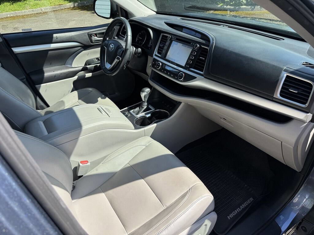 Used 2017 Toyota Highlander XLE image 17