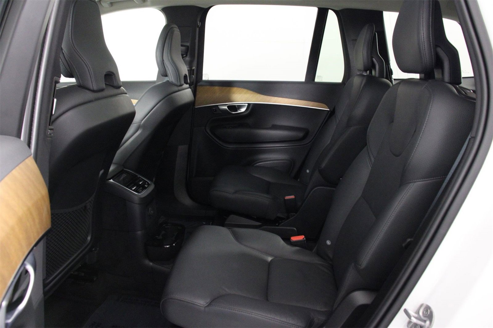 Certified 2024 Volvo XC90 T8 Plus w/ Protection Package Premier image 32