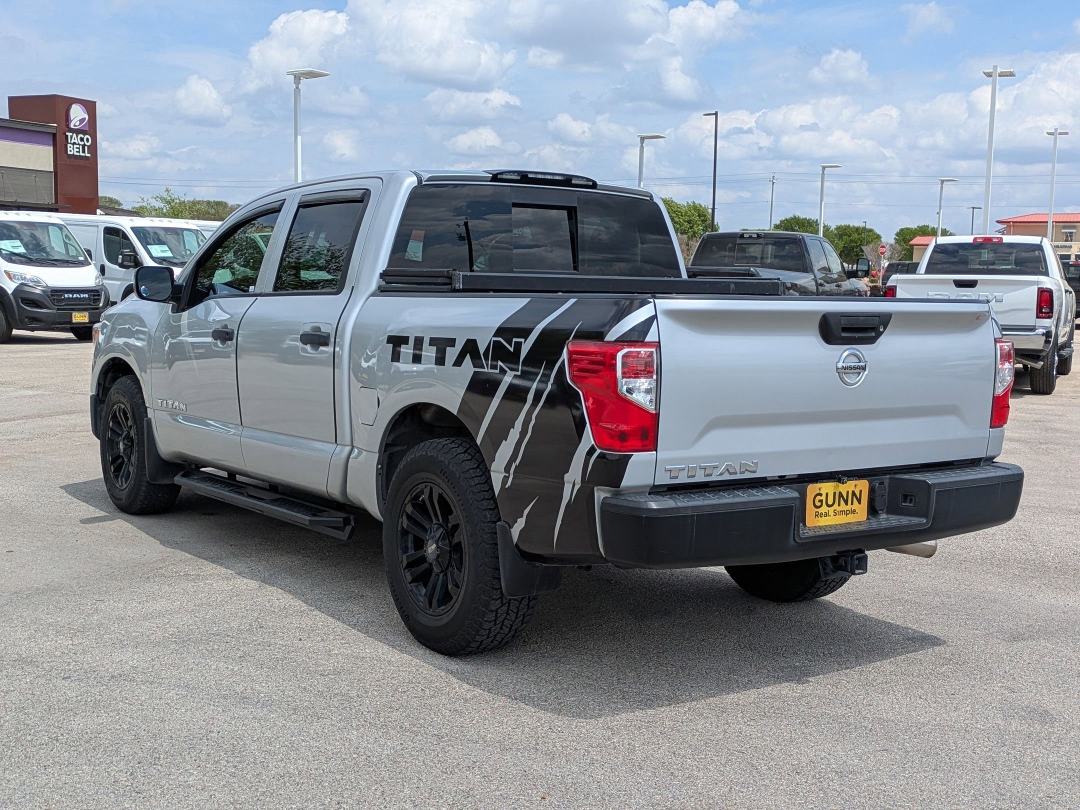 Used 2017 Nissan Titan S image 5