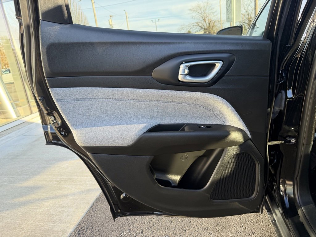 Used 2024 Jeep Compass Latitude image 27