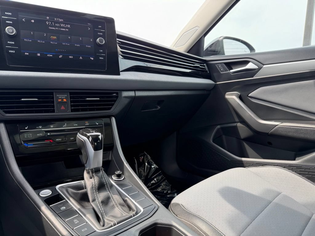 Used 2025 Volkswagen Jetta SE FWD image 43