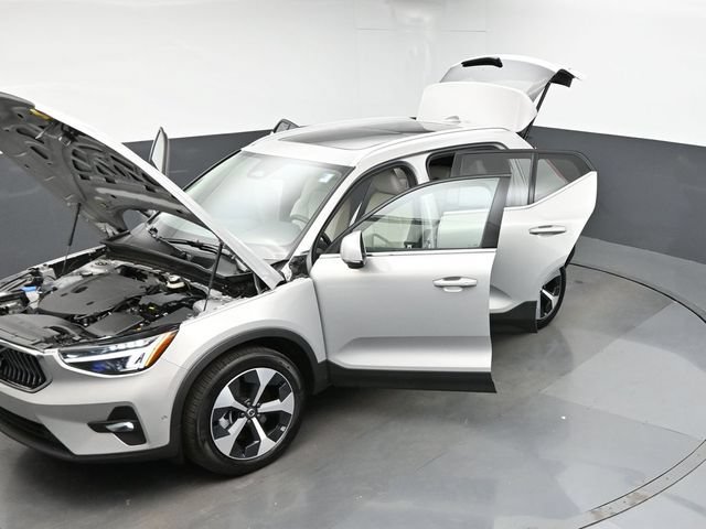 Used 2025 Volvo XC40 B5 Plus AWD/4WD image 49