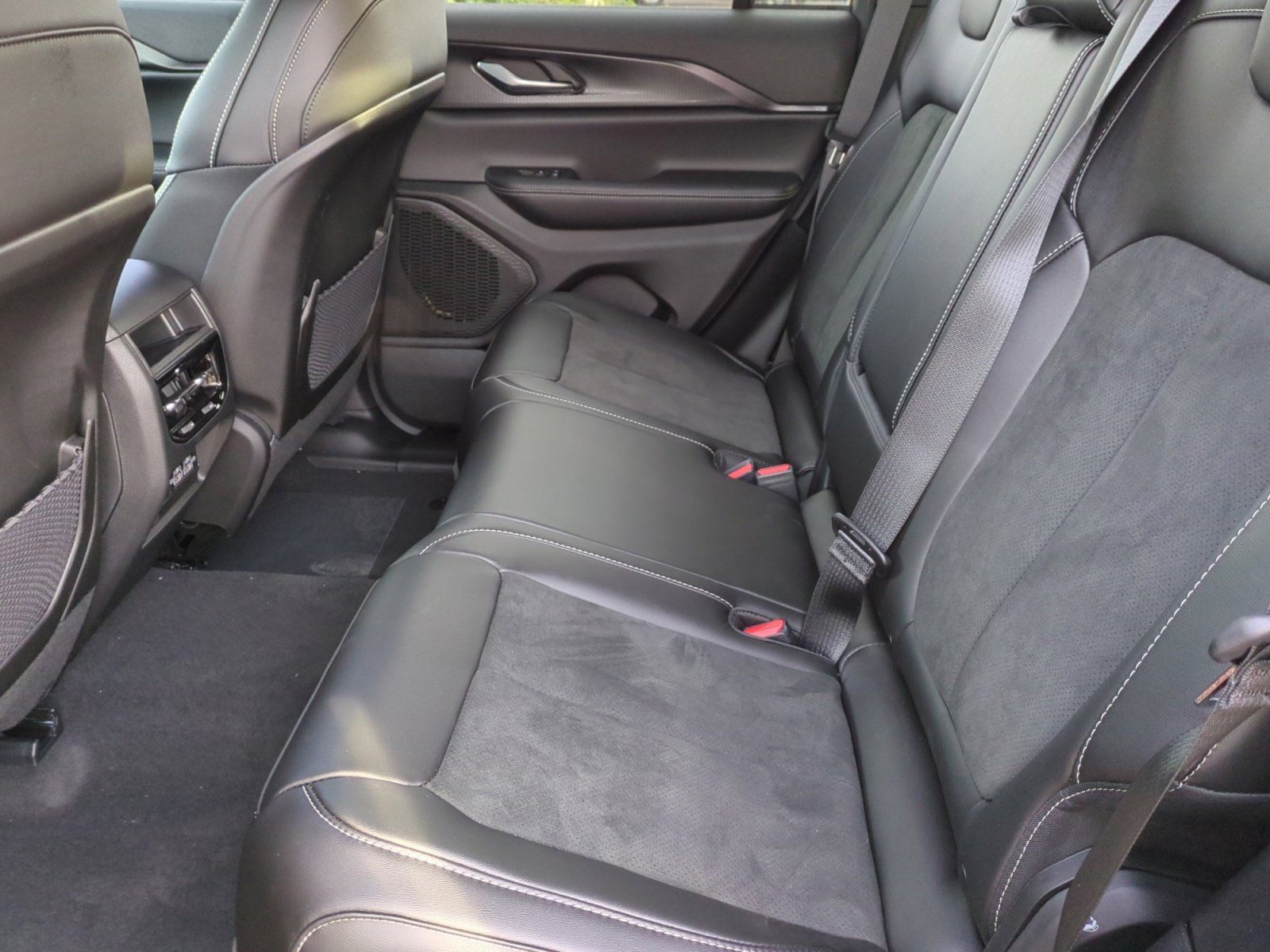 New 2025 Jeep Grand Cherokee Altitude image 17