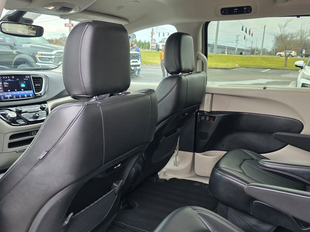 Used 2024 Chrysler Pacifica Touring-L image 30