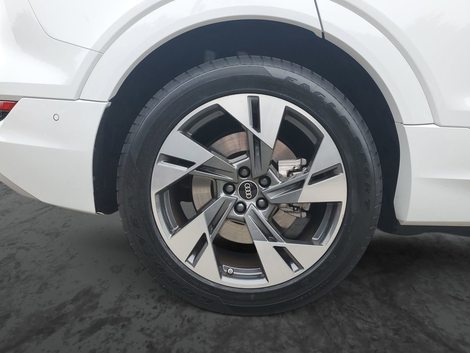 Used 2023 Audi e-tron Premium Plus w/ Premium Plus Package AWD/4WD image 5