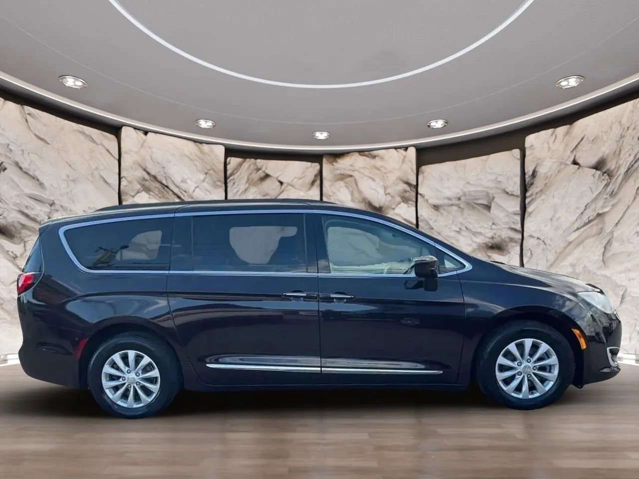 Used 2017 Chrysler Pacifica Touring-L image 10