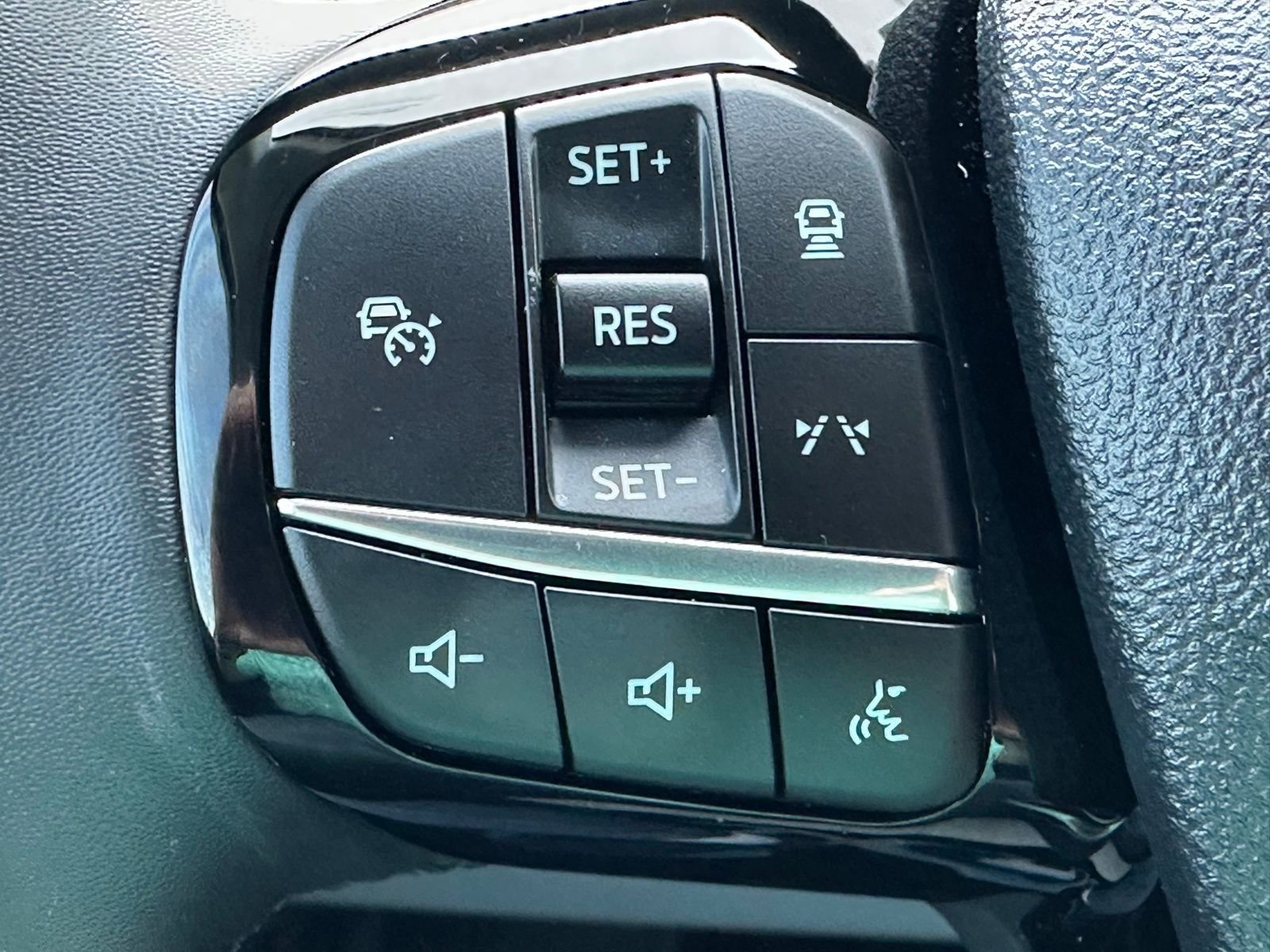 Used 2025 Ford Escape SE image 11