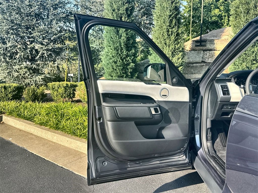 New 2026 Land Rover Discovery S image 16