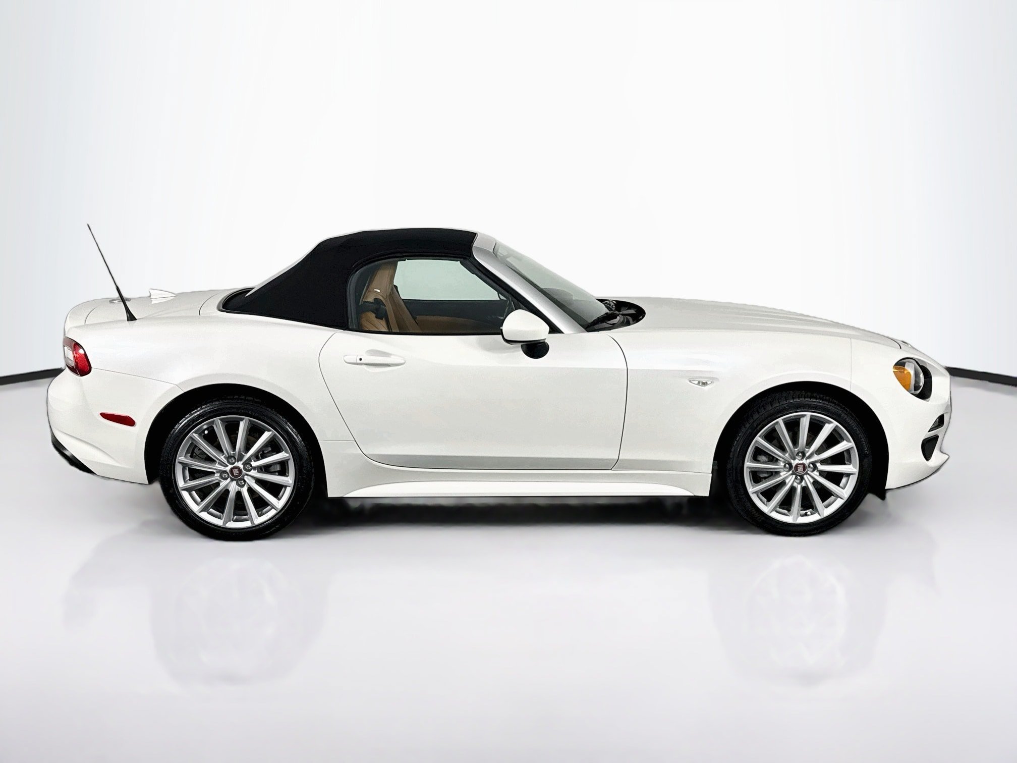 Used 2018 FIAT 124 Spider Lusso w/ Navigation & Sound Group RWD image 16