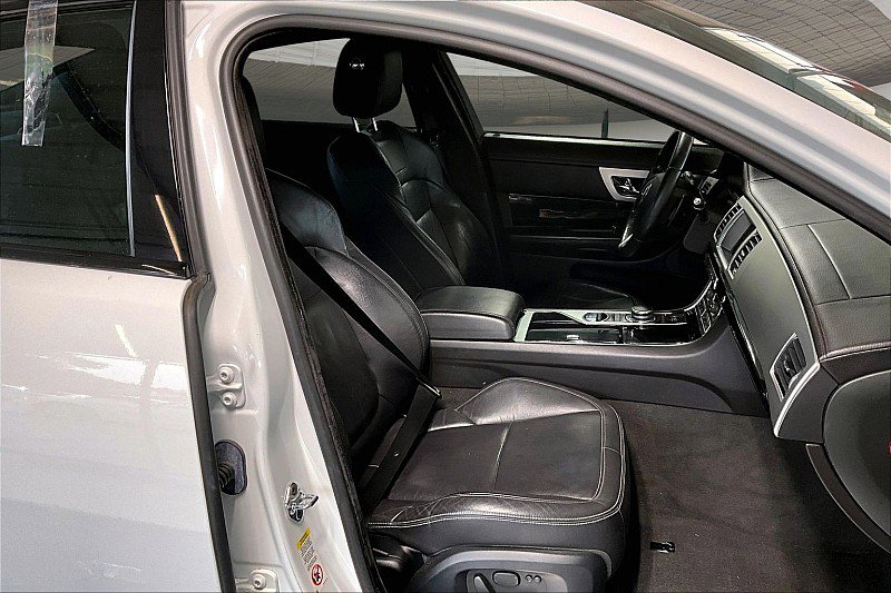 Used 2015 Jaguar XF Portfolio RWD image 6