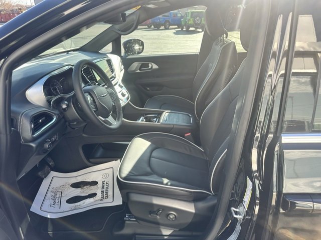 New 2026 Chrysler Pacifica Limited image 29