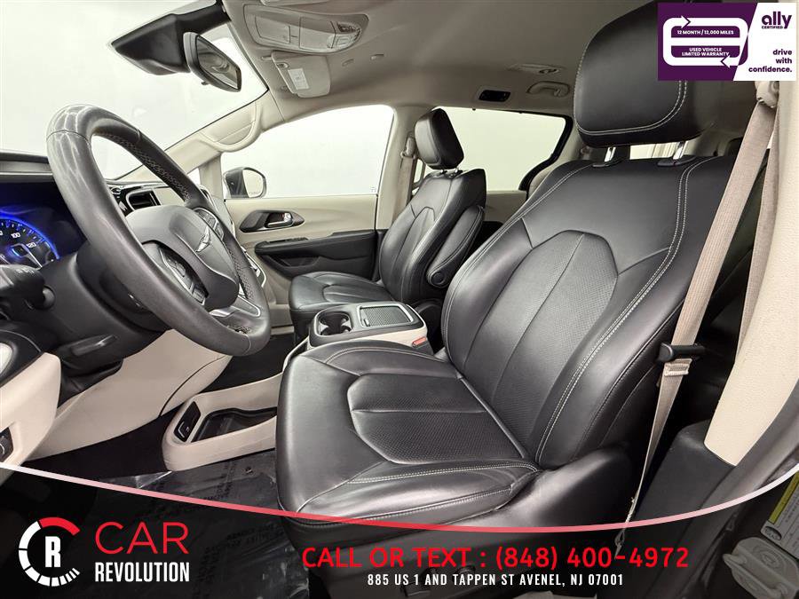 Used 2023 Chrysler Pacifica Touring-L FWD image 17