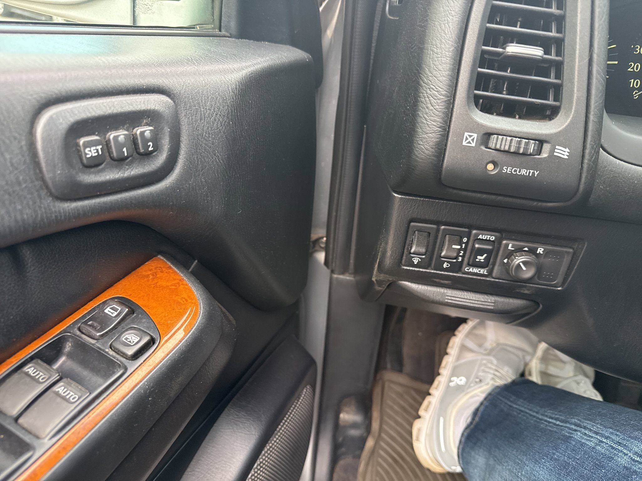 Used 2001 INFINITI QX4 4WD w/ (S02) Sport Pkg image 31