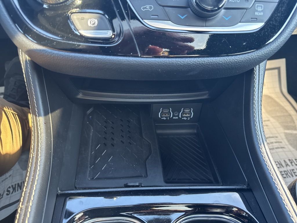 Used 2025 Chrysler Pacifica Limited image 8