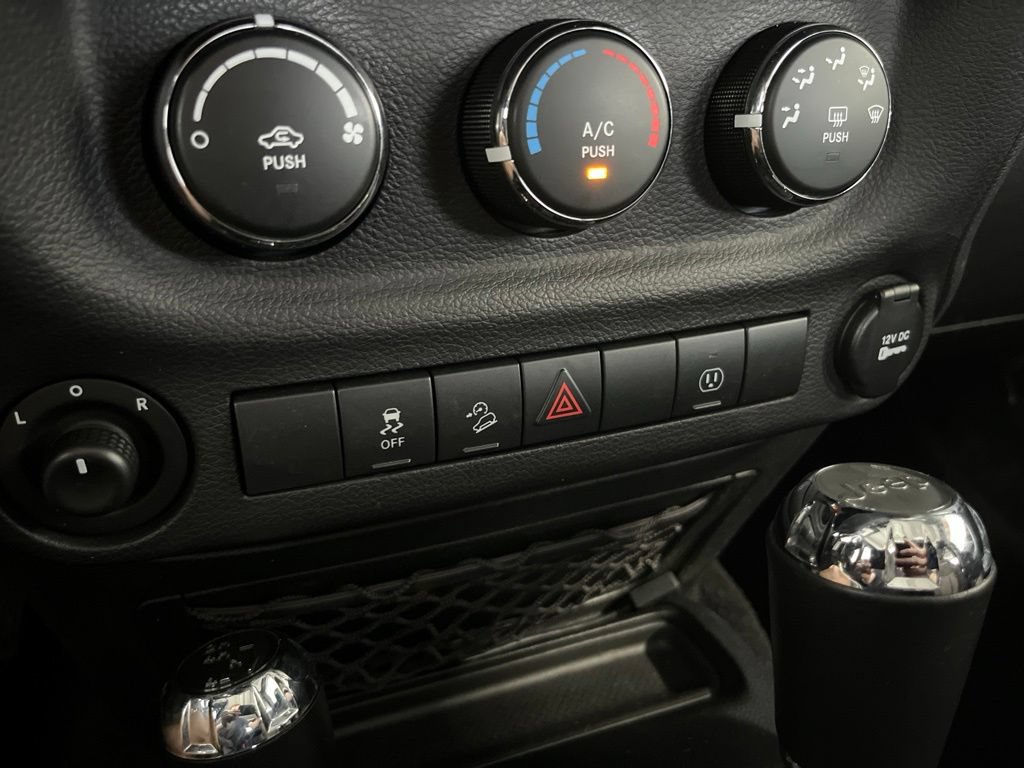 Used 2018 Jeep Wrangler Unlimited Sahara AWD/4WD image 13