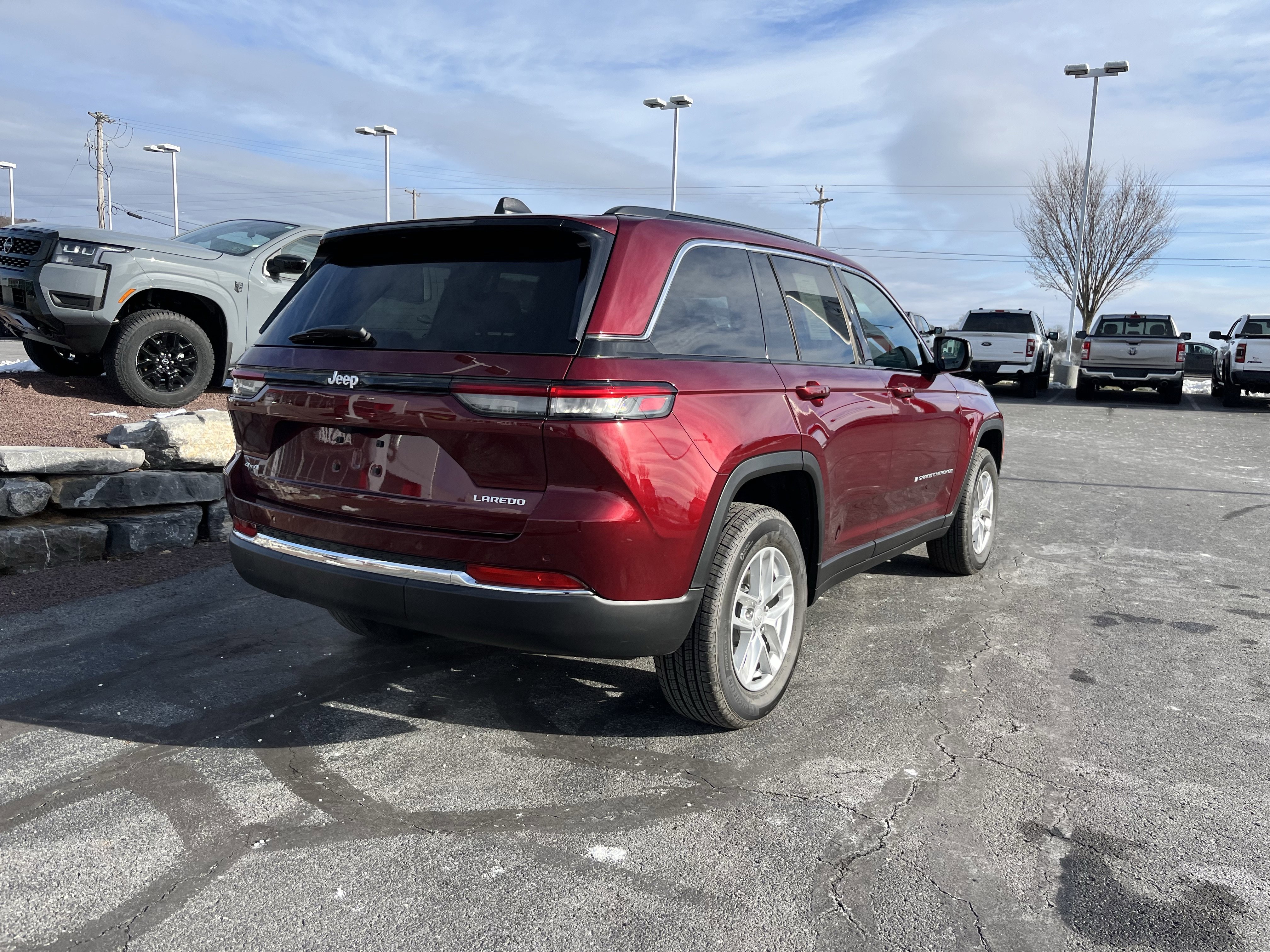 Used 2025 Jeep Grand Cherokee Laredo X w/ Luxury Tech Group I image 3