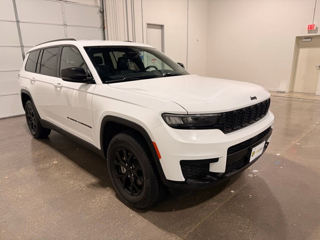 Used 2024 Jeep Grand Cherokee L Laredo image 3