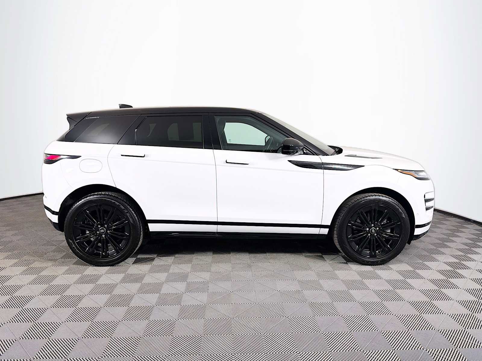 Used 2025 Land Rover Range Rover Evoque Dynamic SE AWD/4WD image 4
