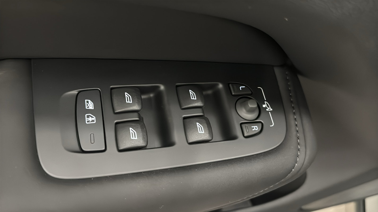 New 2027 Volvo XC60 B5 Plus AWD/4WD image 22
