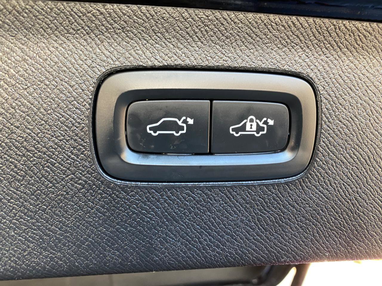 Used 2020 Volvo XC90 T6 Momentum image 8