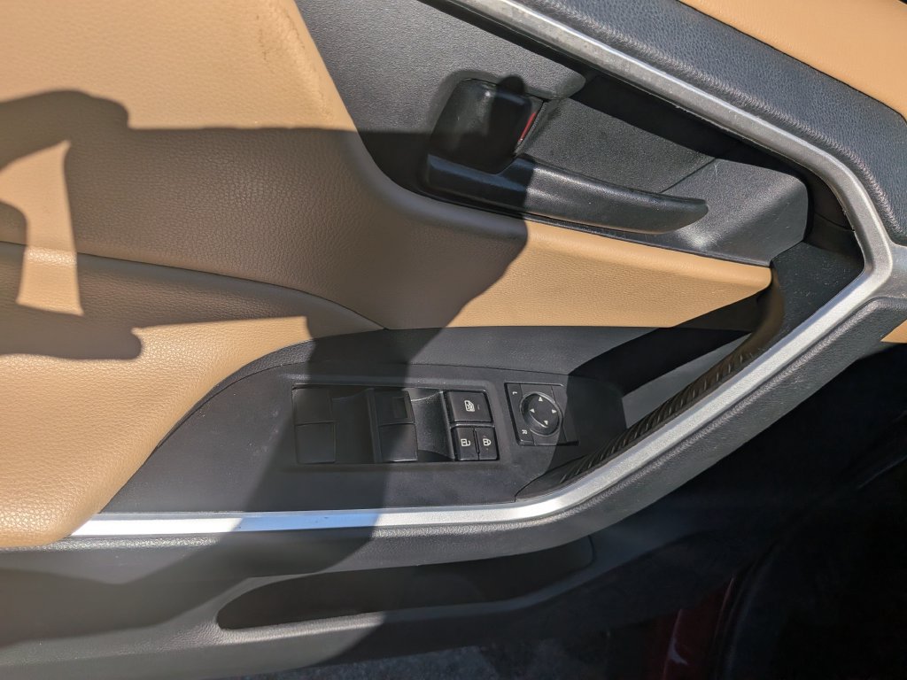 Used 2019 Toyota RAV4 LE AWD/4WD image 9