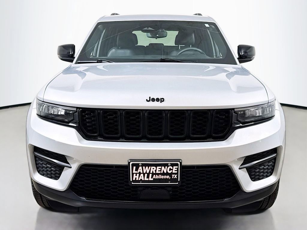 Used 2023 Jeep Grand Cherokee Altitude image 2