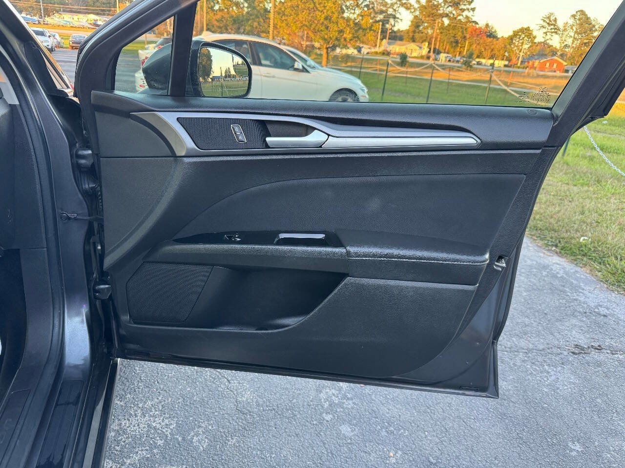 Used 2016 Ford Fusion SE FWD image 11