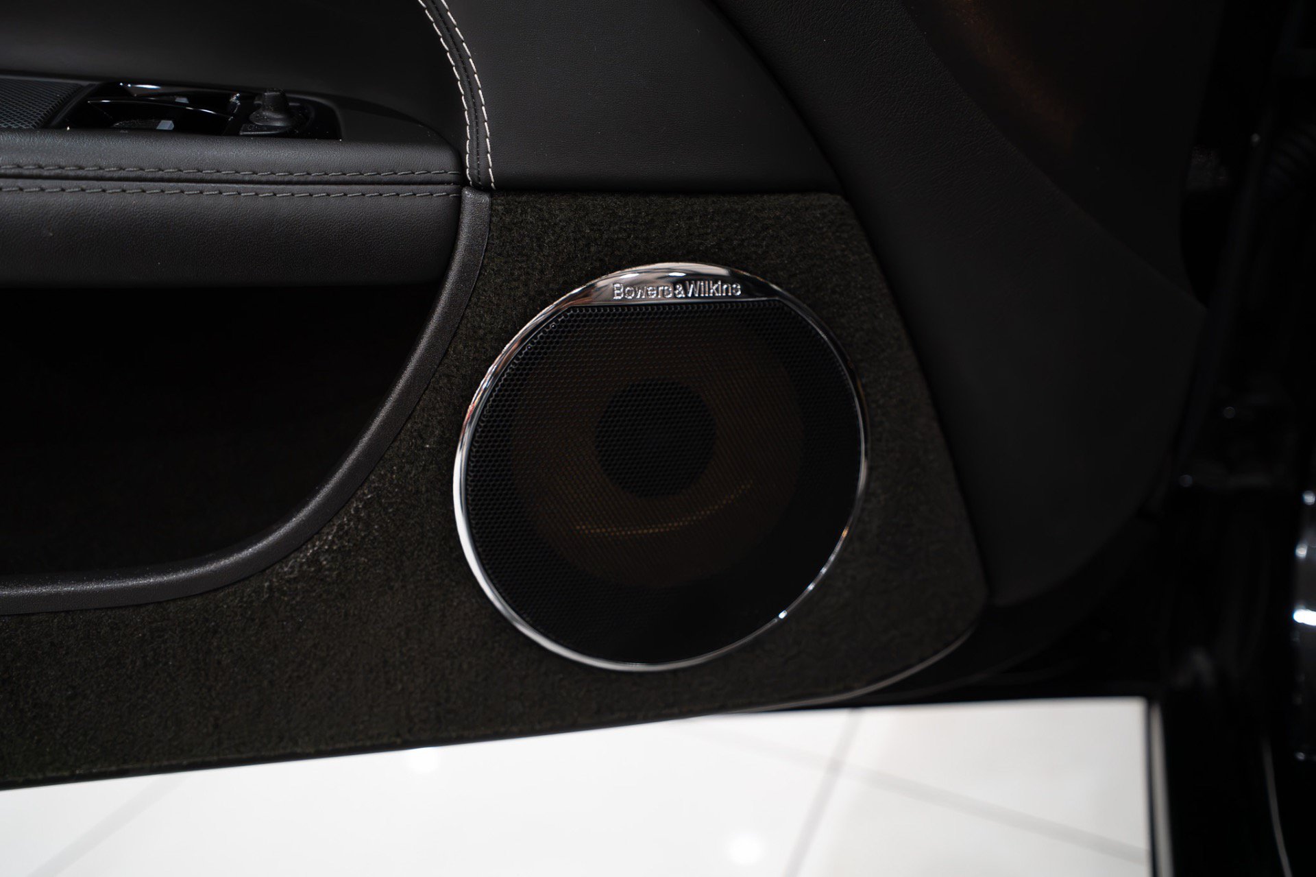 Used 2015 Jaguar XKR R RWD image 8
