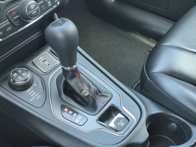 Used 2019 Jeep Cherokee Trailhawk w/ Cold Weather Group AWD/4WD image 9