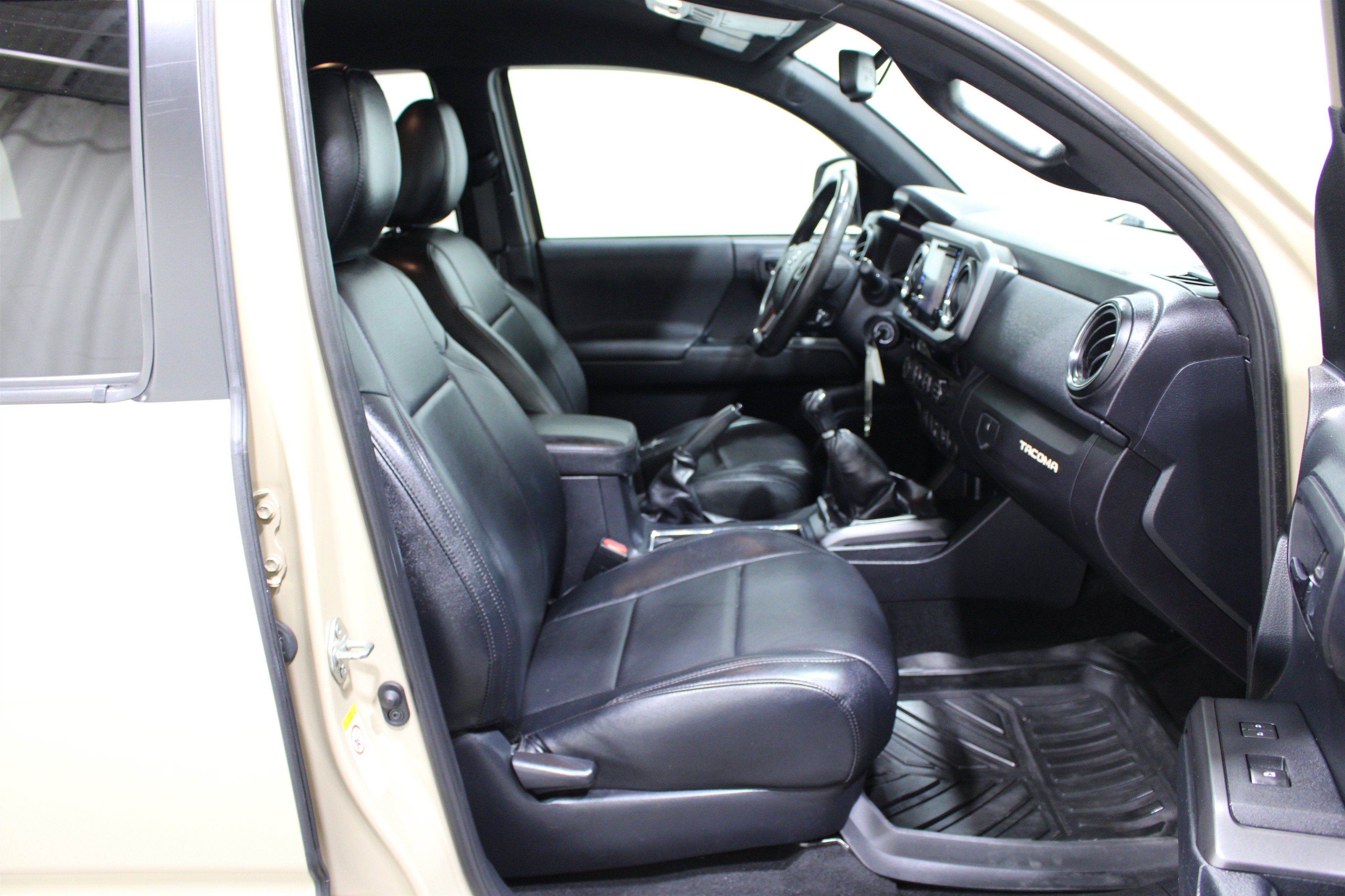 Used 2018 Toyota Tacoma TRD Off-Road w/ Technology Package AWD/4WD image 23