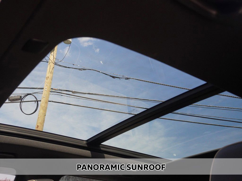 Used 2023 GMC Yukon SLT w/ SLT Premium Package image 4