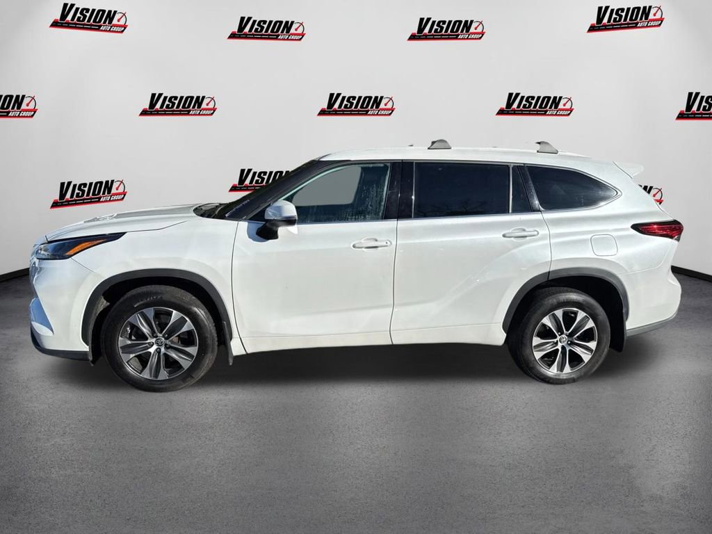 Used 2022 Toyota Highlander XLE image 8