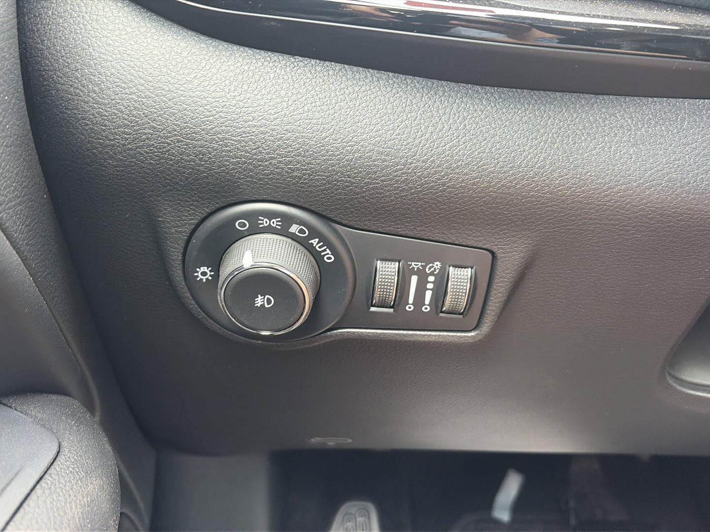 New 2026 Jeep Compass Latitude AWD/4WD image 18