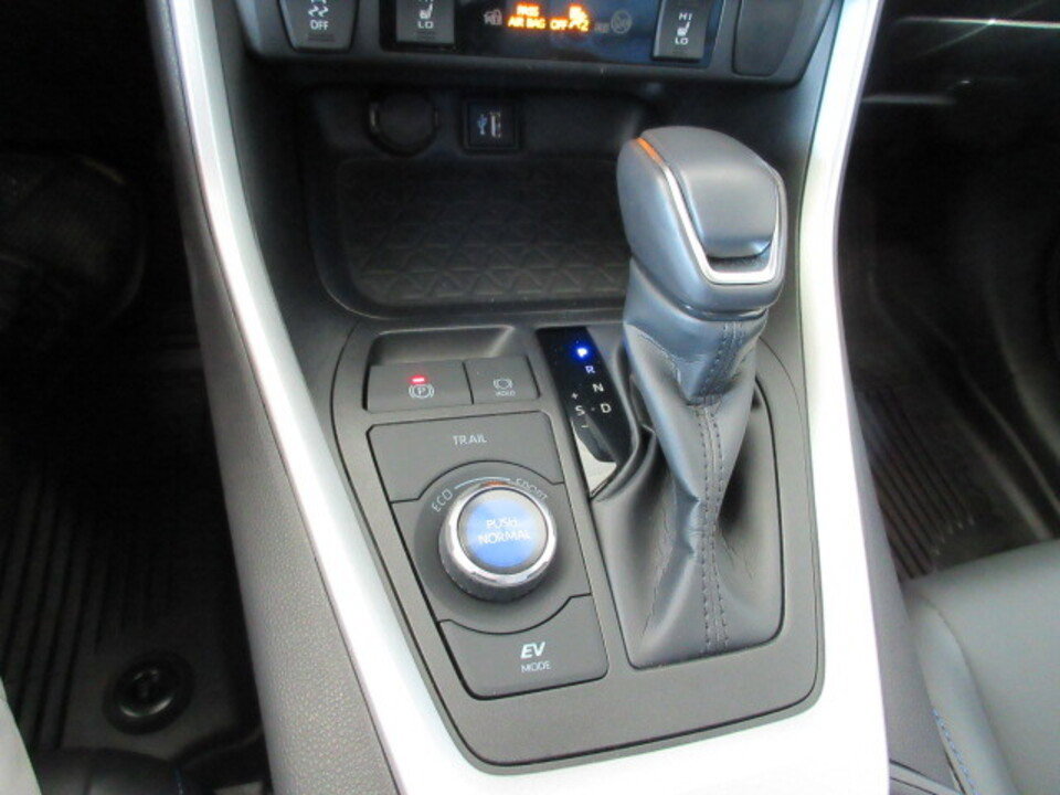 Used 2025 Toyota RAV4 XSE image 19