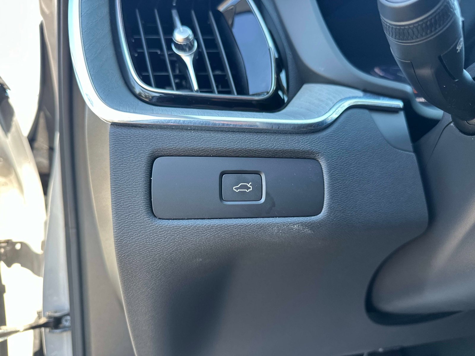 Certified 2025 Volvo XC60 B5 Plus image 27